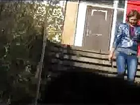 Тәтті жас Азия әйел өзін құшақтайды