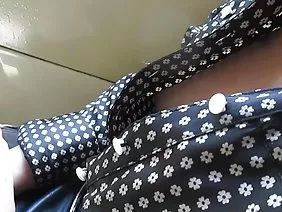 Кемелденген үй шаруасындағы әйелдері өздерінің аузына және көкірекшелеріне ашуланған болуы мүмкін