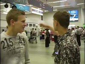 Дәрігер порно қолданған жертөлесіндегі қыз