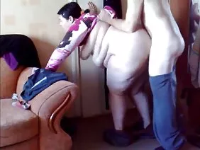 Суспензиядағы қыз қуанышпен қапалайды