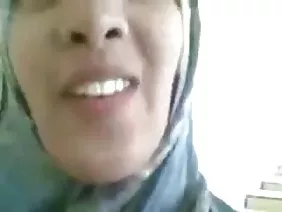 Кішкене әйелімен жұмыс жасайды