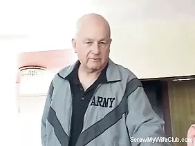 Жас жасөспірім қалың қара шошқада тұр
