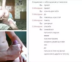 Қараңғы қара шашты қыз оның қыратын тырнағын сүртеді