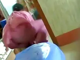 Оның досы диванға сексуалды ұнатады