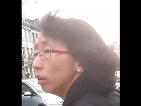 Адам өз камерасымен камерамен қызды алады