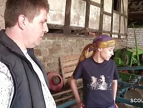Гинеколог дәрігердің дымқыл амнасын тексереді