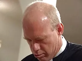 Кәдімгі шашты қолға түсіріп, қолды ұстайды