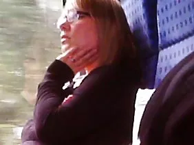 Екі жас қыздар оны бір-бірімен мастурбациялайды