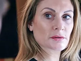 Екі эротикалық қыз өздерінің жамбастарын жалмайды
