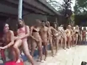 Чубби қалыңдығы кішкене шырын сығып жатыр